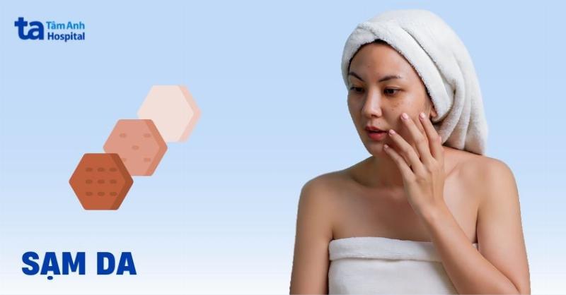 Hình ảnh một cá nhân với làn da ngăm đen, đang cười rạng rỡ hoặc nhìn tự tin vào ống kính, thể hiện sự thoải mái và tự tin trong trang phục của mình.